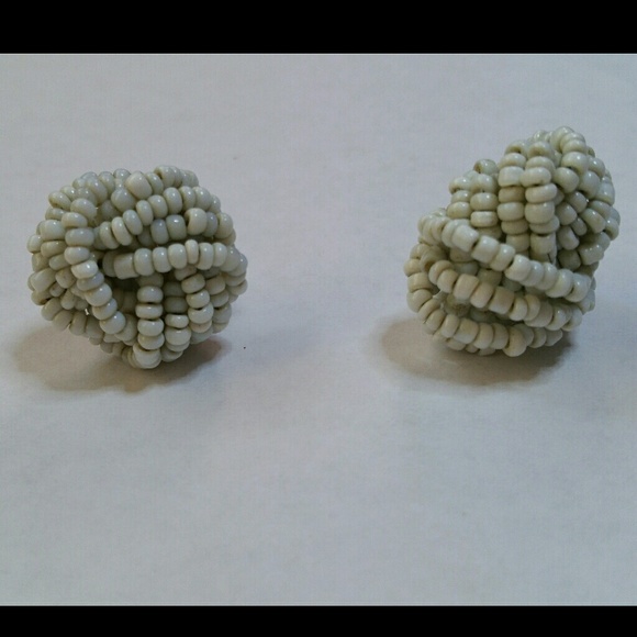 Vintage beaded knot screwback earrings EUC - Picture 3 of 4
